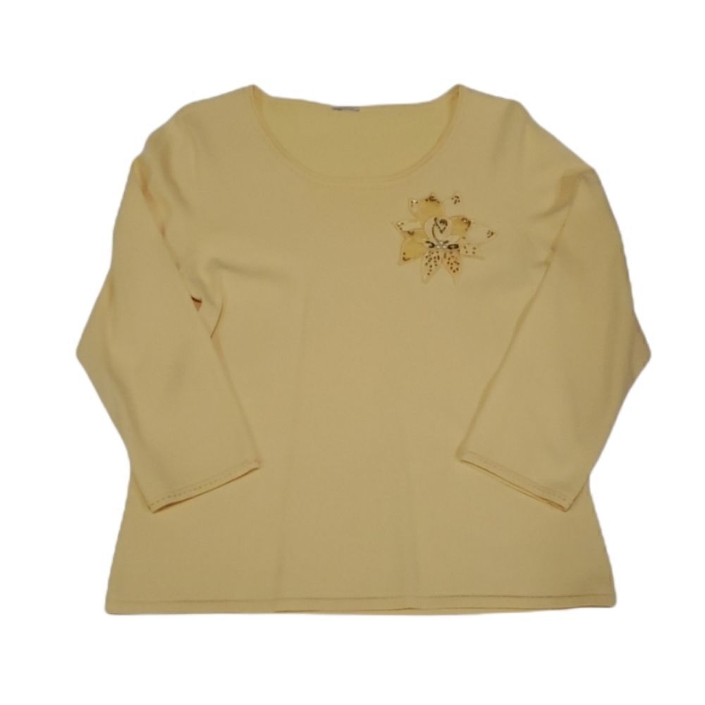 Thin yellow sweater with flower embellishment
